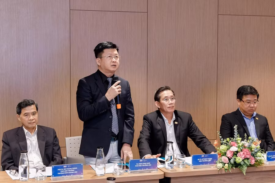 Ban giám hiệu UEH trao đổi, giải đáp thắc mắc thông tin của đại biểu, khách mời.