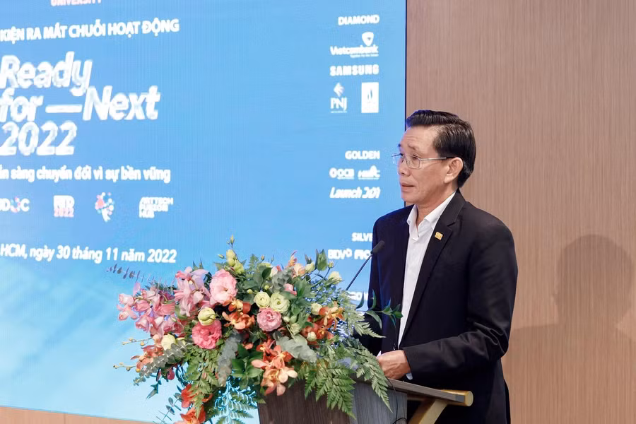 GS.TS Sử Đình Thành, Hiệu trưởng UEH phát biểu và chia sẻ thông tin về chuỗi sự kiện sắp tới.