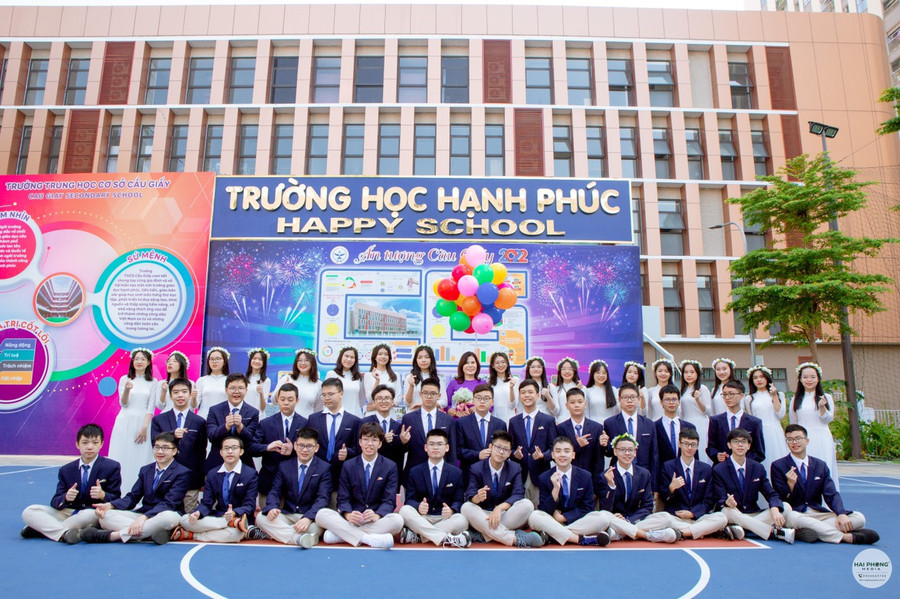 Tập thể lớp 9A2 của cô giáo Hoàng Thị Xuân và em Trần Minh An. Tập thể lớp 9A2 của cô giáo Hoàng Thị Xuân và em Trần Minh An.