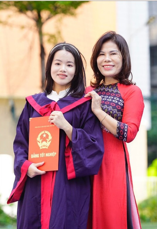 Cô chủ nhiệm lớp 9A2 Hoàng Thị Xuân và cô học trò nhỏ Trần Minh An. Cô chủ nhiệm lớp 9A2 Hoàng Thị Xuân và cô học trò nhỏ Trần Minh An.