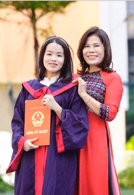 Cô chủ nhiệm lớp 9A2 Hoàng Thị Xuân và cô học trò nhỏ Trần Minh An.