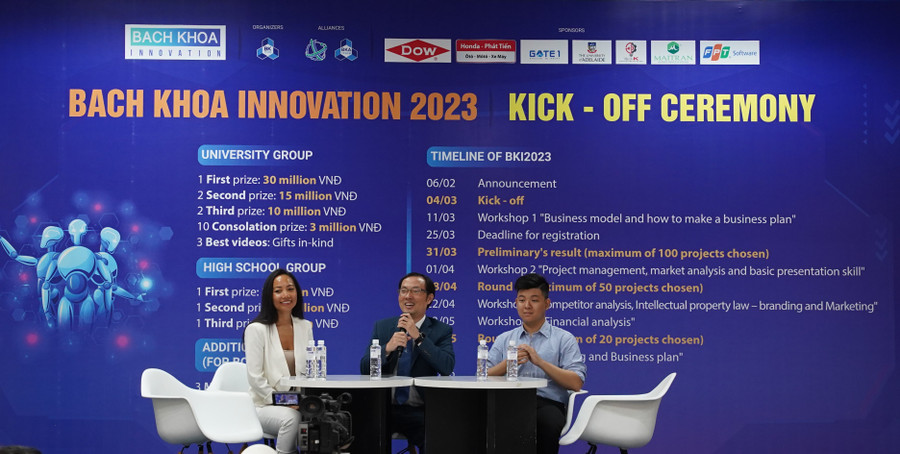 Các chuyên gia, đại diện các tổ chức trao đổi với sinh viên.