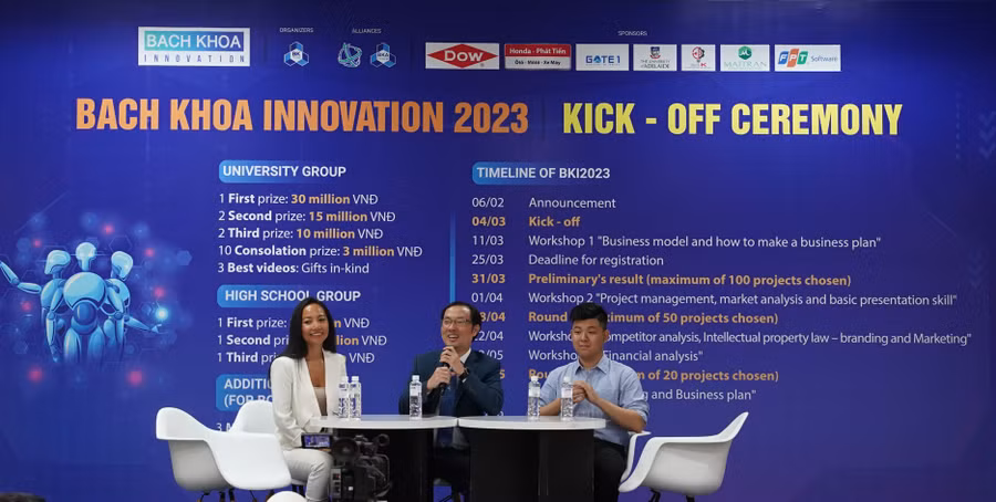 Các chuyên gia, đại diện các tổ chức trao đổi với sinh viên.