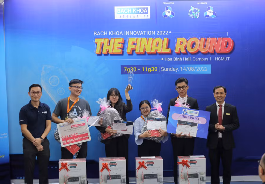 Những sinh viên đoạt giải cao tại cuộc thi Bach Khoa Innovation lần V năm 2022.