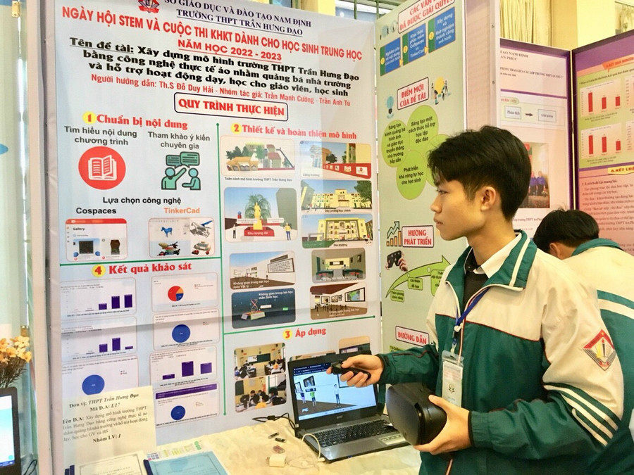 Gian hàng trưng bày sản phẩm dự thi của nhóm học sinh đến từ Trường THPT Trần Hưng Đạo - TP Nam Định.