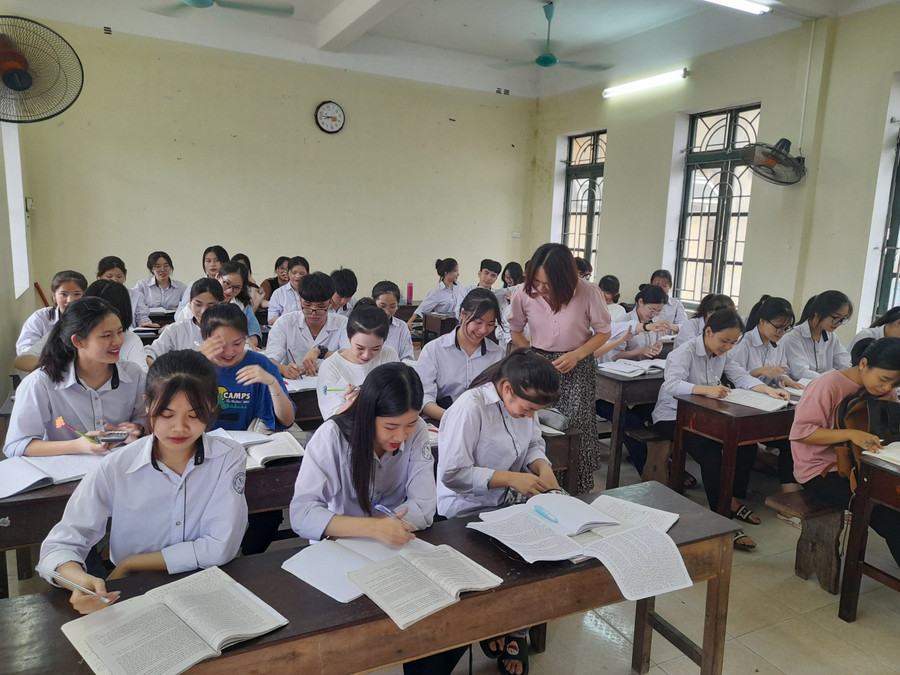 Các em khối 12 Trường THPT C Hải Hậu trong một giờ học trên lớp. Các em khối 12 Trường THPT C Hải Hậu trong một giờ học trên lớp.