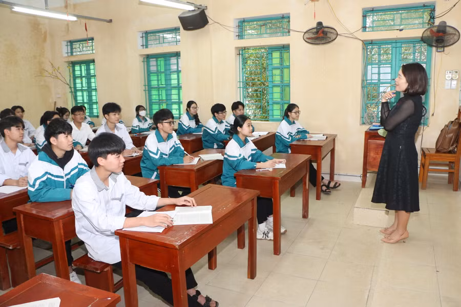 Cô trò cùng nhau hệ thống hóa lại các kiến thức đã học kết hợp học bài mới.