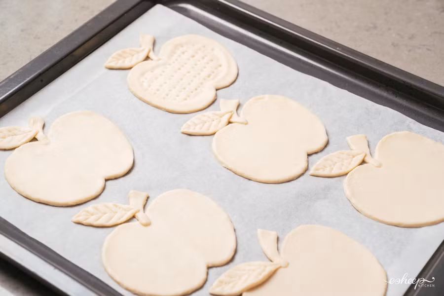 Lần lượt làm cho đến hết khay bột.