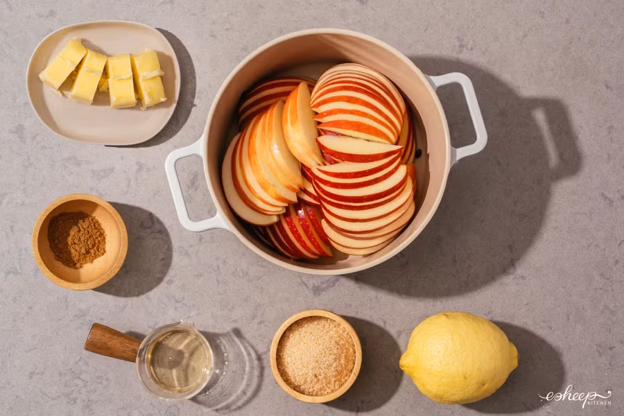 Xếp xong táo vào nồi, các bạn lần lượt rắc đều các nguyên liệu còn lại của phần táo rim vào nồi nhé.