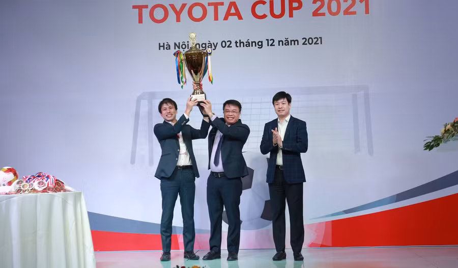 Đại diện nhà tài trợ Toyota, ông Hiroshi Okamura trao Cup giải bóng đá U9 cho Ban tổ chức giải.