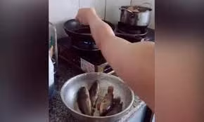 Clip: Màn rán cá có 1 không 2 của cô nàng ghét bếp