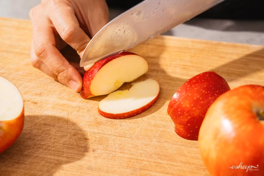 Một mẻ 6 bánh chỉ cần 2 quả táo là đủ. Dáng táo Gala tròn trịa, màu đỏ óng ngả vàng là phù hợp nhất để làm loại bánh này.