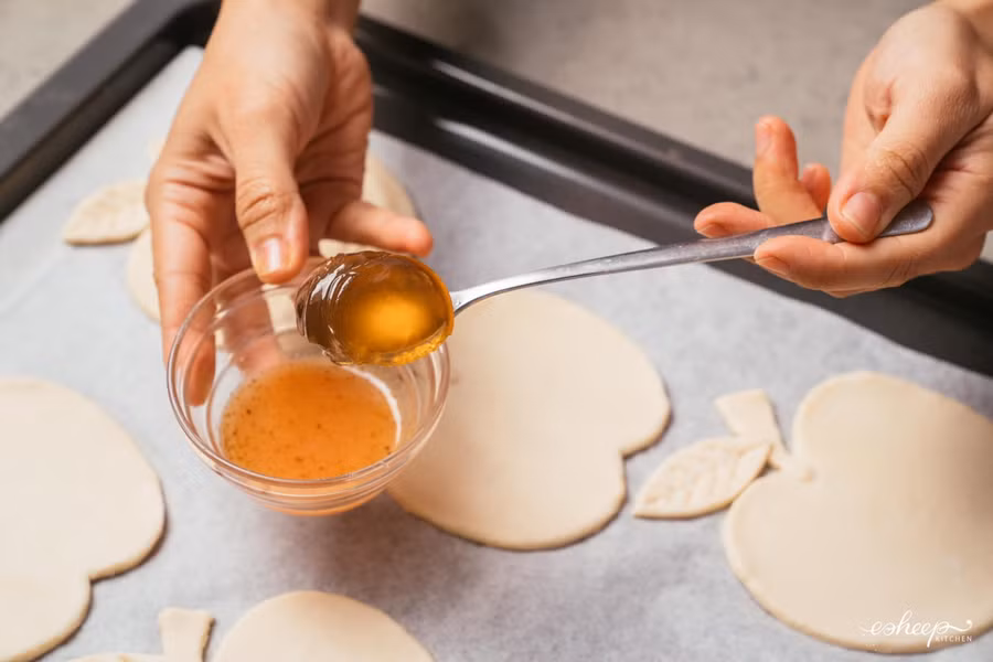 Dùng mứt táo mua sẵn trộn đều với nước táo vừa rim.