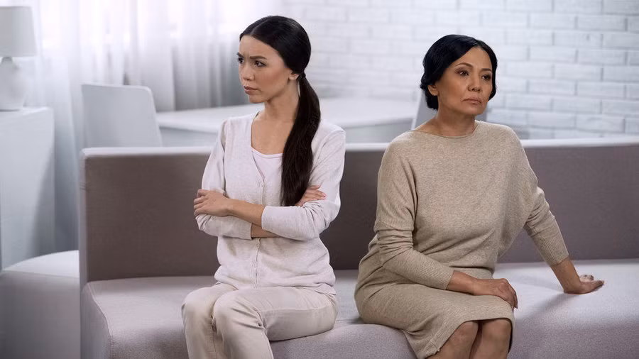 Mẹ và con gái căng thẳng vì cô giúp việc