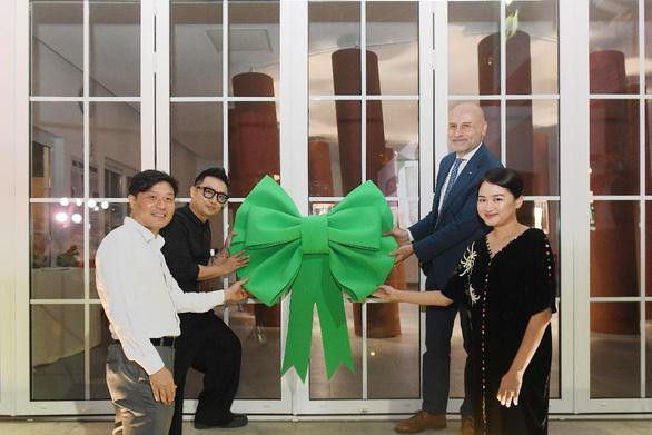 Ngài đại sứ Ý tại Việt Nam cùng GS Vũ Hà Văn và các nghệ sĩ tại triển lãm "Chiếc giày gốm Bát Tràng & Cuộc dạo chơi cùng văn hóa Ý". Ngài đại sứ Ý tại Việt Nam cùng GS Vũ Hà Văn và các nghệ sĩ tại triển lãm "Chiếc giày gốm Bát Tràng & Cuộc dạo chơi cùng văn hóa Ý".