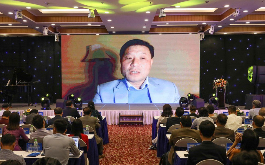 Giáo sư Vũ Hà Văn, Giám đốc Khoa học VINIF và VinBigData chia sẻ về sự đồng hành của Quỹ VINIF với cộng đồng khoa học - công nghệ và văn hóa - lịch sử. Giáo sư Vũ Hà Văn, Giám đốc Khoa học VINIF và VinBigData chia sẻ về sự đồng hành của Quỹ VINIF với cộng đồng khoa học - công nghệ và văn hóa - lịch sử.