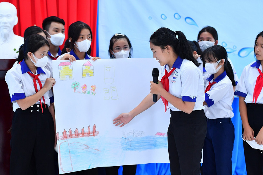 Các em học sinh trường THCS Phú Đông tại hoạt động nâng cao nhận thức về nước biển dâng cao, thuộc khuôn khổ Living Well.