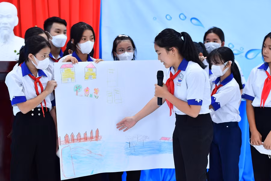 Các em học sinh trường THCS Phú Đông tại hoạt động nâng cao nhận thức về nước biển dâng cao, thuộc khuôn khổ Living Well.