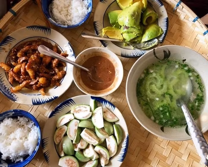 Khoe loạt mâm cơm em trai nấu cực ngon, chị gái được dân mạng hỏi nhà còn tuyển em dâu không?