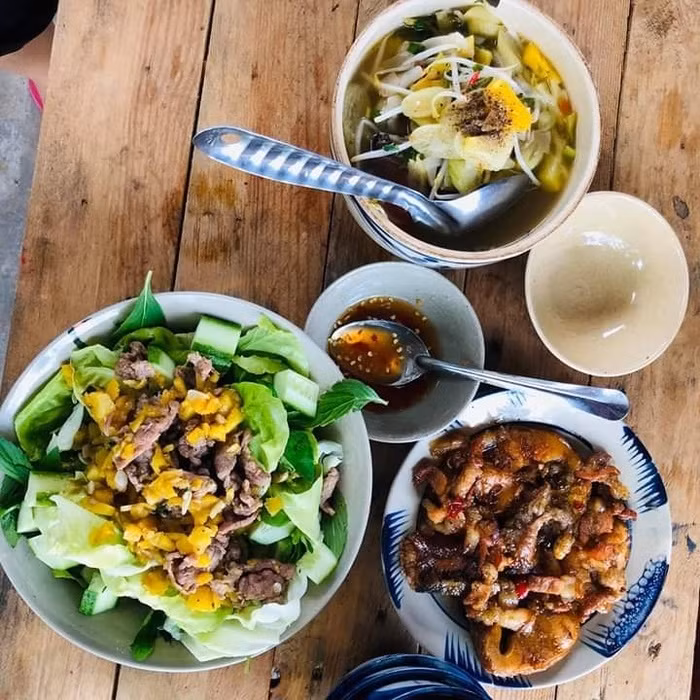 Khoe loạt mâm cơm em trai nấu cực ngon, chị gái được dân mạng hỏi nhà còn tuyển em dâu không?