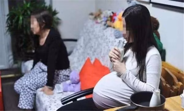 Tiểu Vân luôn bị mẹ chồng giục sinh con trai.