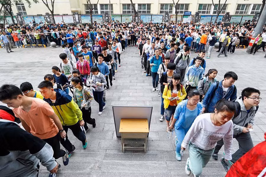 Thí sinh tiến vào trường thi tại kỳ thi khốc liệt nhất thế giới ở Trung Quốc. Ảnh: IT