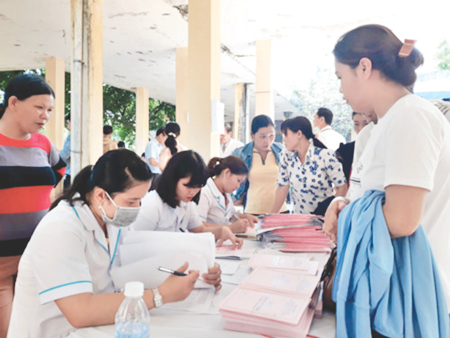 Giáo viên Lý Sơn (Quảng Ngãi) nhận sổ khám bệnh. Giáo viên Lý Sơn (Quảng Ngãi) nhận sổ khám bệnh.