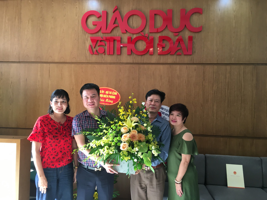 Phó Bí thư Thường trực Đảng ủy Bộ GD&ĐT Nguyễn Quốc Hải chúc mừng Báo nhân Ngày 21/6