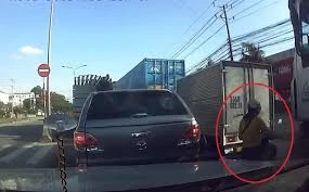 Đi vào đúng điểm mù của xe container, người phụ nữ bị cán qua