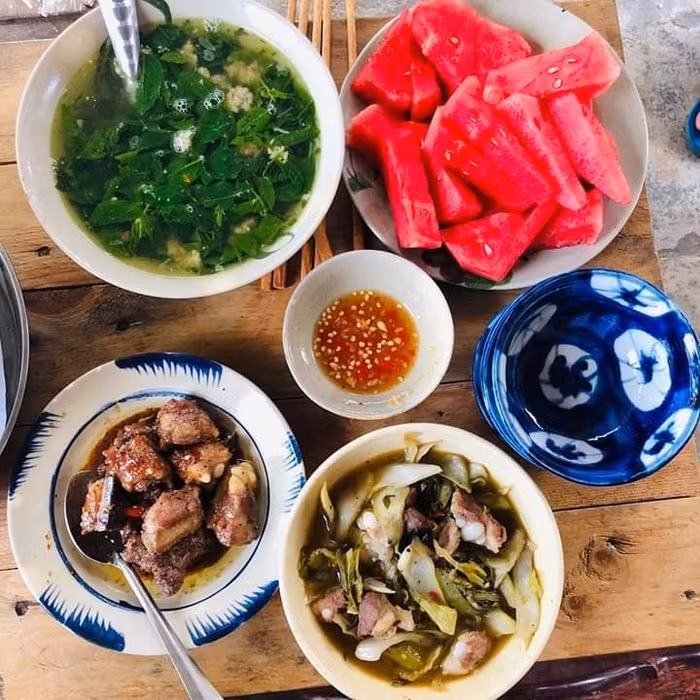 Khoe loạt mâm cơm em trai nấu cực ngon, chị gái được dân mạng hỏi nhà còn tuyển em dâu không?