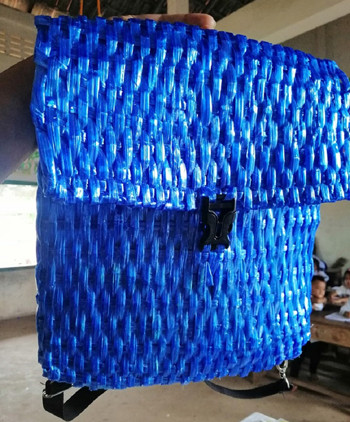 Ông bố nông dân tự làm balo đi học tuyệt đẹp cho con trai ảnh 1 Chiếc balo được làm từ sợi cọ raffia, nhuộm màu xanh dương. Ảnh: Sophous Suon.