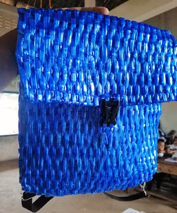 Chiếc balo được làm từ sợi cọ raffia, nhuộm màu xanh dương. Ảnh: Sophous Suon.