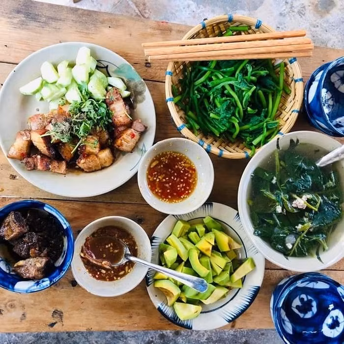 Khoe loạt mâm cơm em trai nấu cực ngon, chị gái được dân mạng hỏi nhà còn tuyển em dâu không?