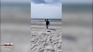 Rợn người cảnh chiếc ô khổng lồ có cán sắc nhọn lao về phía bé trai