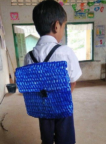 Ông bố nông dân tự làm balo đi học tuyệt đẹp cho con trai ảnh 2 Ny Keng đeo balo do cha làm đến trường. Ảnh:Sophous Suon.