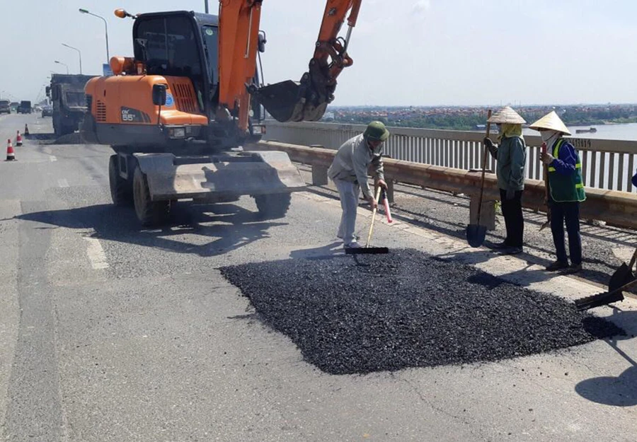 Mặt cầu Thăng Long liên tục được sửa chữa nhưng vẫn bị xuống cấp