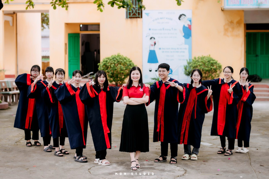 Cô Vũ Thị Linh - giáo viên chủ nhiệm lớp 9A Trường THCS Giao Yến và các em học trò. Cô Vũ Thị Linh - giáo viên chủ nhiệm lớp 9A Trường THCS Giao Yến và các em học trò.