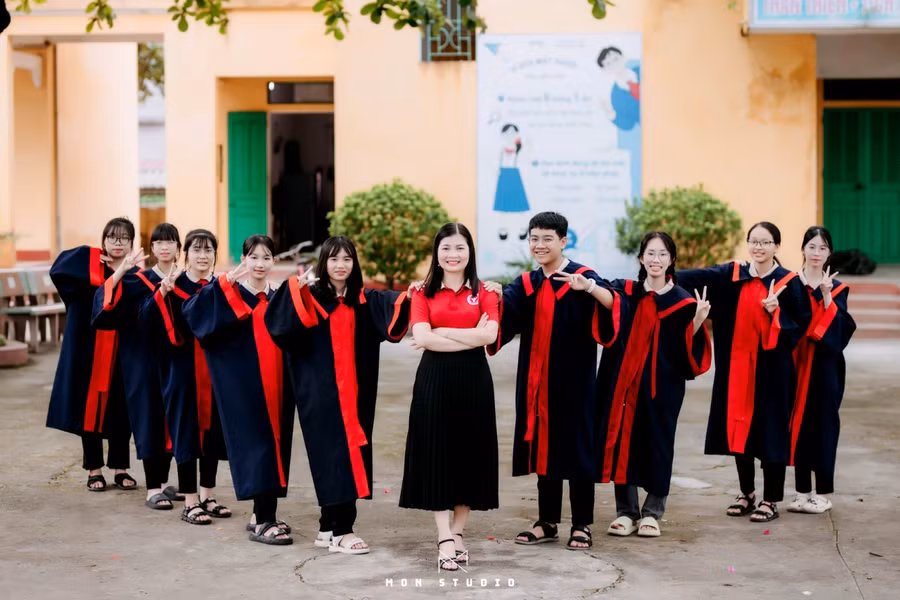 Cô Vũ Thị Linh - giáo viên chủ nhiệm lớp 9A Trường THCS Giao Yến và các em học trò.