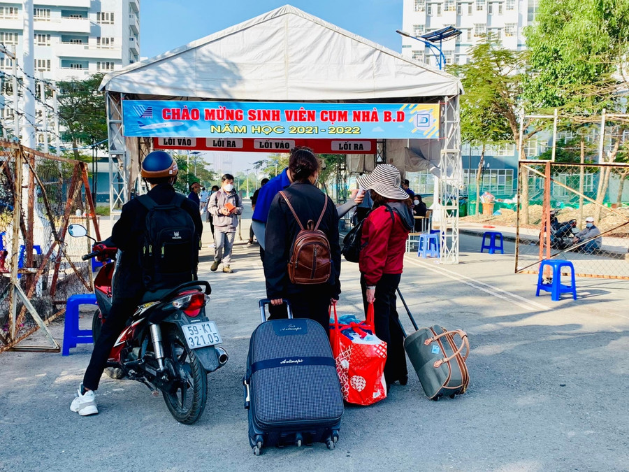 Một nữ sinh viên được người thân đưa vào tận trong KTX sau khi nơi đây hoàn thành khâu sửa chữa, vệ sinh và khử khuẩn Một nữ sinh viên được người thân đưa vào tận trong KTX sau khi nơi đây hoàn thành khâu sửa chữa, vệ sinh và khử khuẩn
