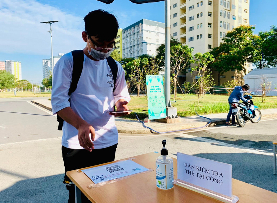 Một sinh viên tiến hành quét mã QR, khai báo y tế trước khi vào KTX ĐHQG TPHCM Một sinh viên tiến hành quét mã QR, khai báo y tế trước khi vào KTX ĐHQG TPHCM