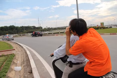 Nhiều bà vợ thuê người theo chân chồng tìm ra sự thật. Ảnh: VDT.