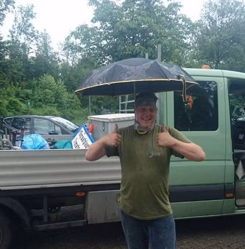 Tuyệt chiêu dùng ô không cần động tay. Tuyệt chiêu dùng ô không cần động tay.