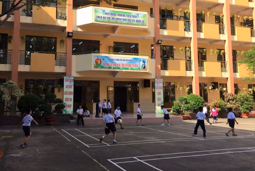 Học sinh tiểu học cóxu hướng hiếu động, tập trung không lâu, tuân thủ kỷ luật còn thấp. Ảnh: Mạnh Tùng.