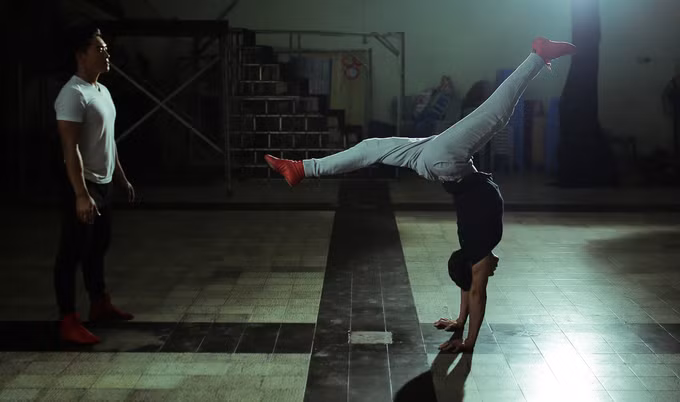 Quốc Cơ, Quốc Nghiệp sang Italy diễn xiếc chồng đầu