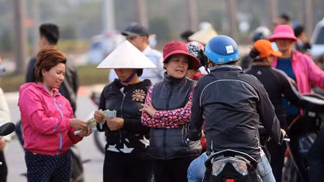 Thể thao - Phe vé hét giá 2,5 triệu đồng một cặp vé trận Việt Nam - Malaysia