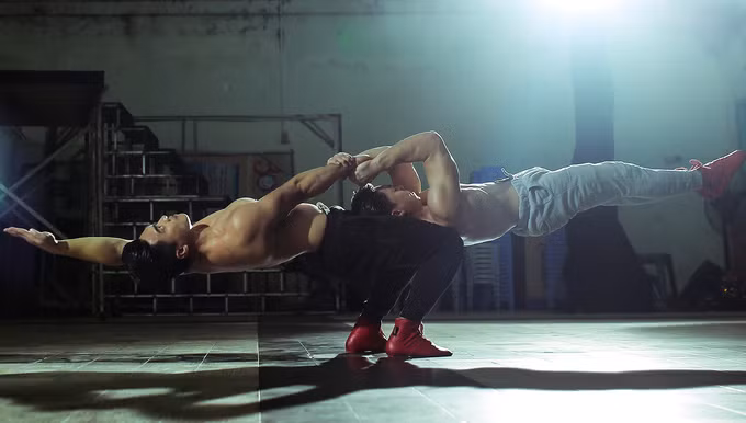 Quốc Cơ, Quốc Nghiệp sang Italy diễn xiếc chồng đầu