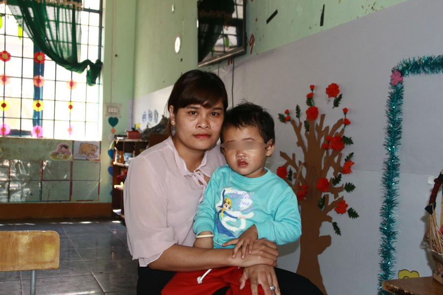 Do nhà xa nên cô H’Vi Niê phải đưa con đến trường cùng mình.