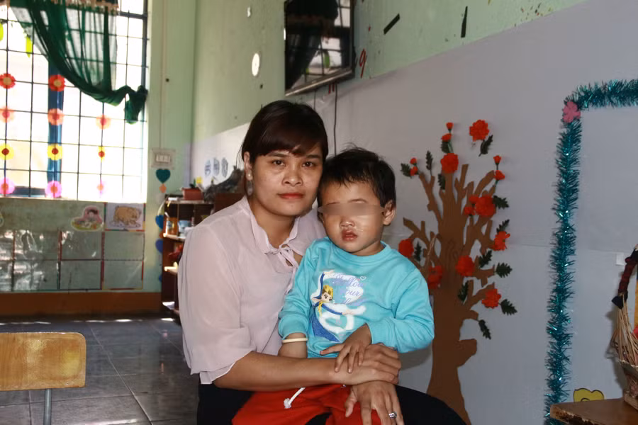 Do nhà xa nên cô H’Vi Niê phải đưa con đến trường cùng mình.