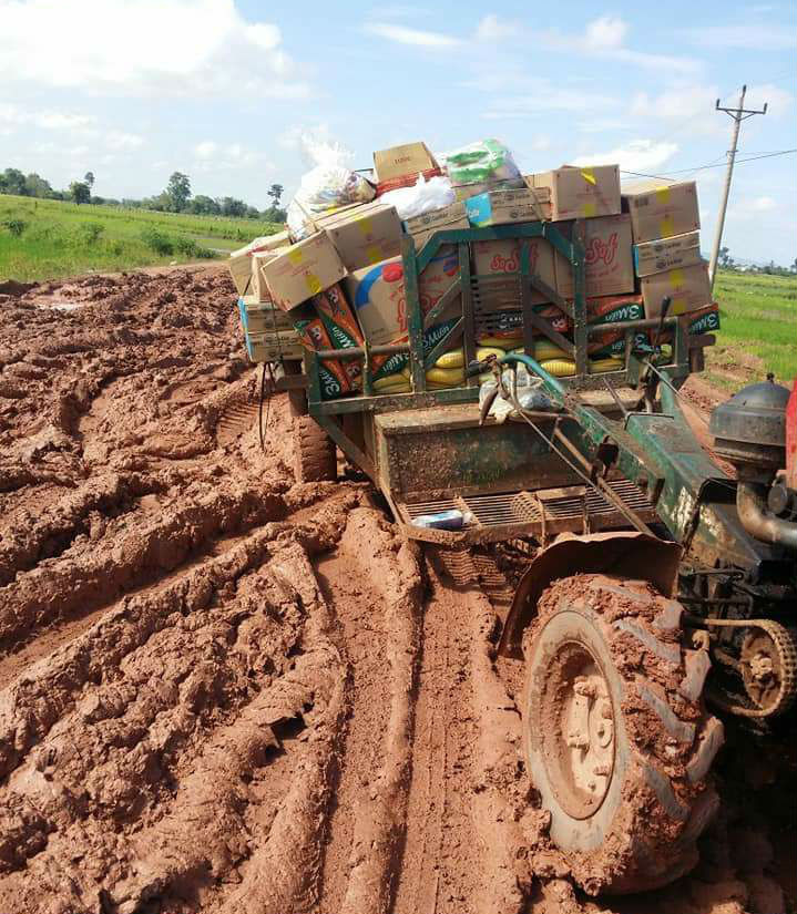 Mùa mưa thì đường trở nên lầy lội, trơn trượt.