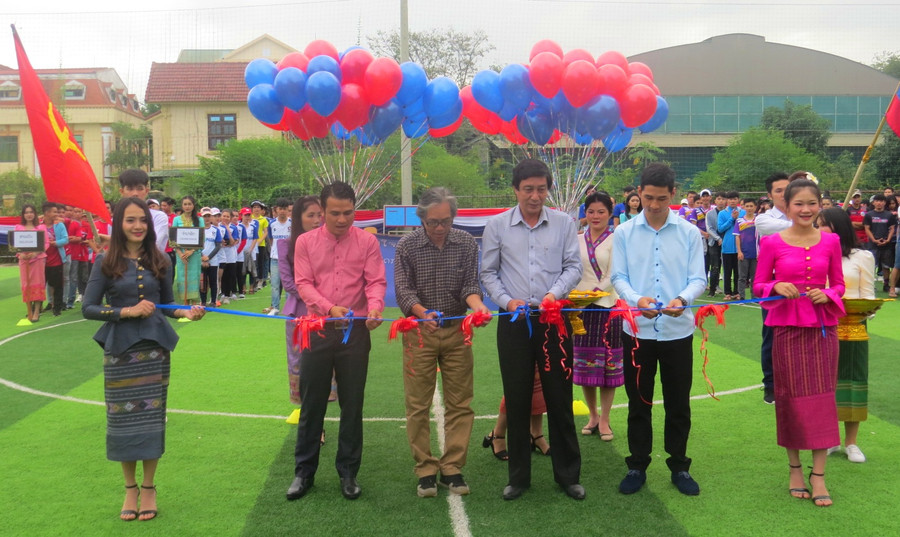 TS. Hồ Văn Thành – Hiệu trưởng Trường CĐSP Huế cùng Ban đại diện lưu học sinh Lào thực hiện nghi thức khai mạc ngày hội lưu học sinh Lào tại trường CĐSP Huế. TS. Hồ Văn Thành – Hiệu trưởng Trường CĐSP Huế cùng Ban đại diện lưu học sinh Lào thực hiện nghi thức khai mạc ngày hội lưu học sinh Lào tại trường CĐSP Huế.